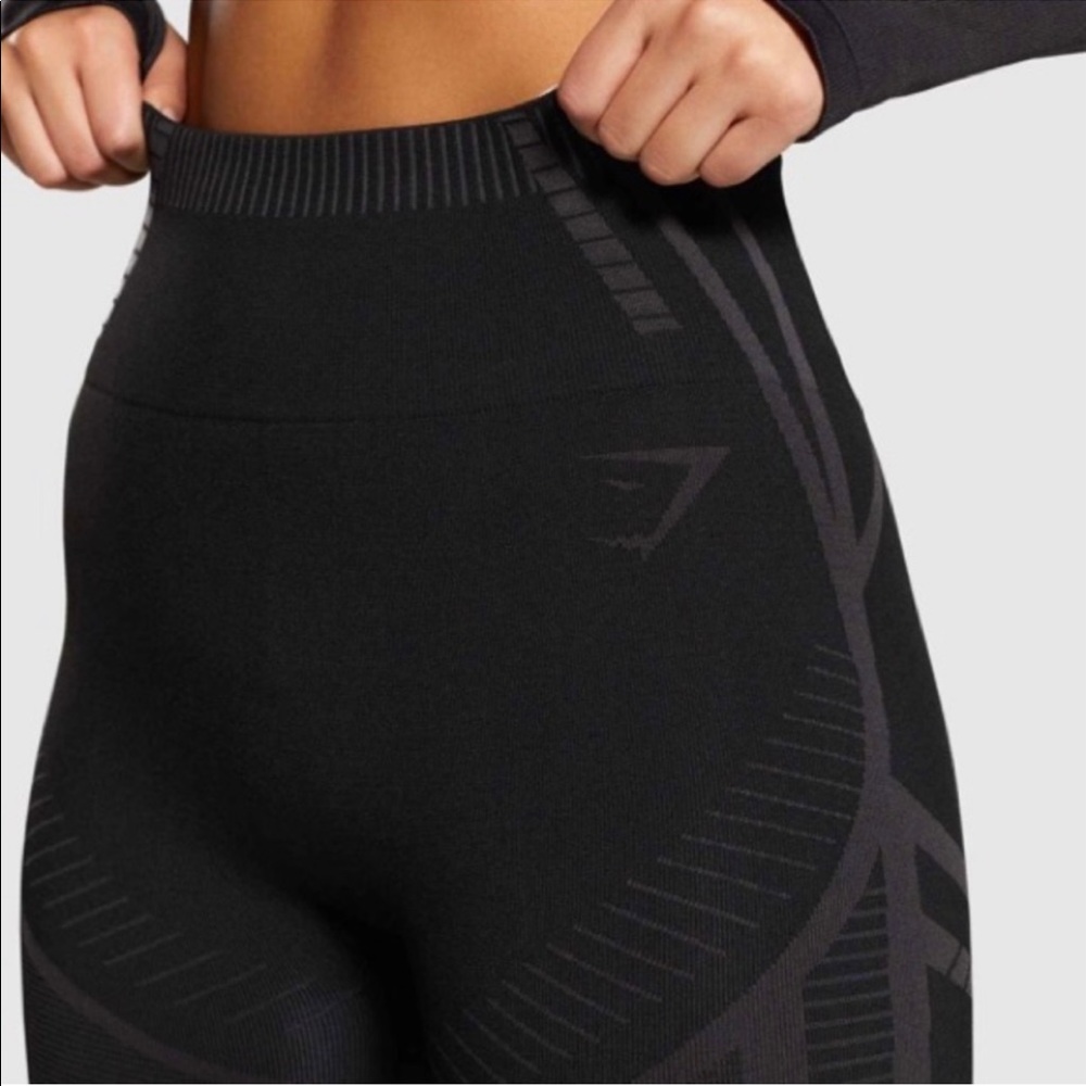 Gymshark Geo Seamless cropped leggings, ombré black/grey XS.